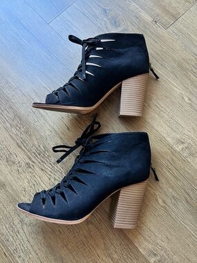Melrose and Market Zora lace up peep toe block heel booties size 9.5